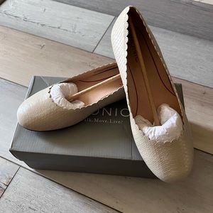Vionic Women's Shoe Cream Size 7.5 W Snake Emboss Scallop Slip On Ballet Flats